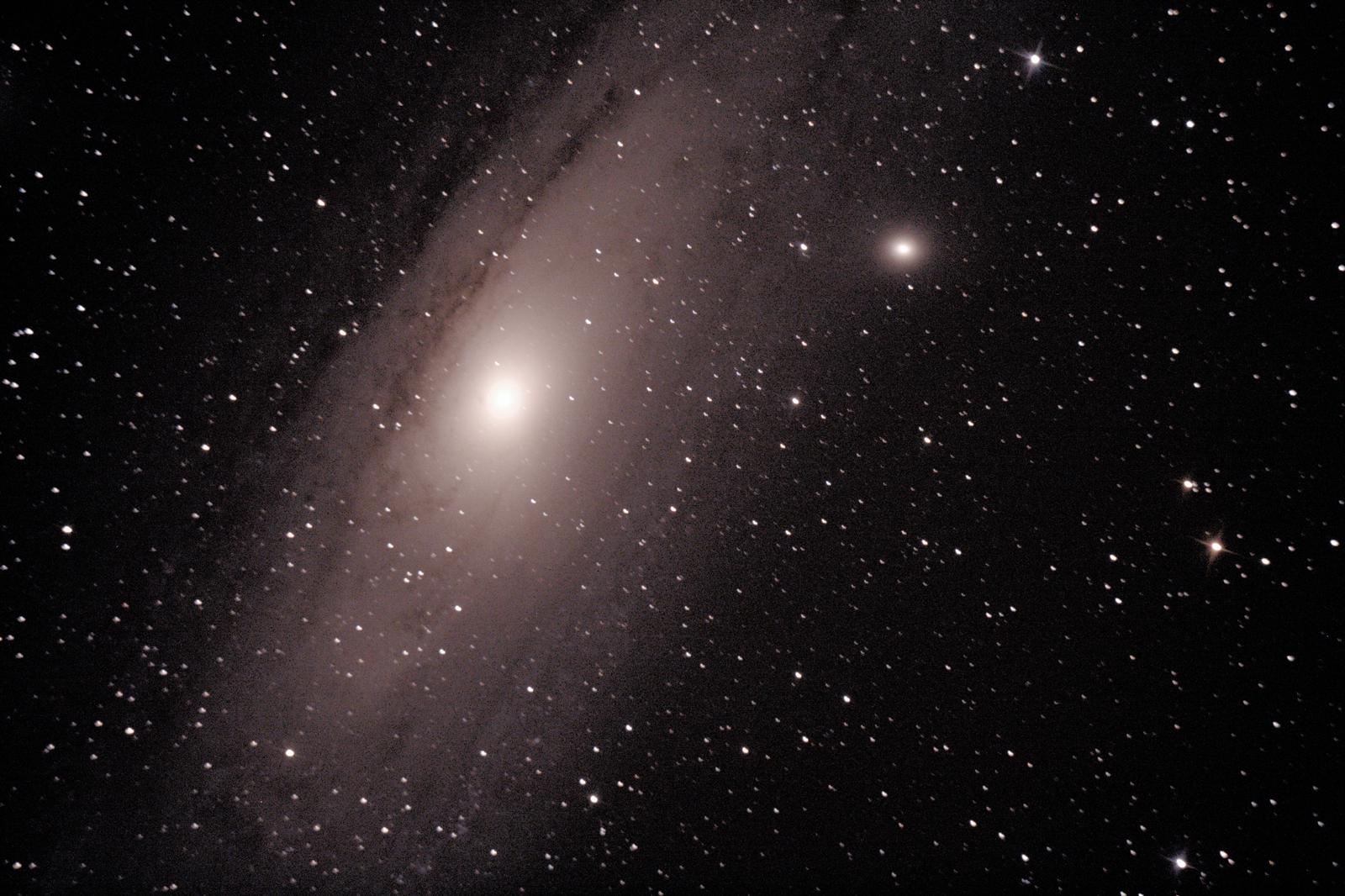 Galaxie d'Andromède- à Saint-Martin (32) - 13 août 2017 - Skywatcher 200/1000 + Canon 1000D défiltré - 1 photo 180sec ISO800 + Ouverture 5 (donnée par le téléscope) + (4 Darks 180sec ISO800) + (30 offsets 1/4000 ISO 800) - image non recoupée - suivi pas très bon