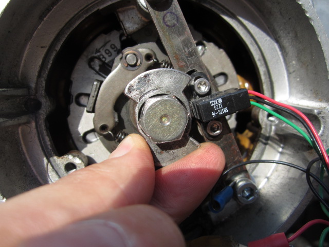 Cam with maximum (earliest) position. The motor spins clockwise.