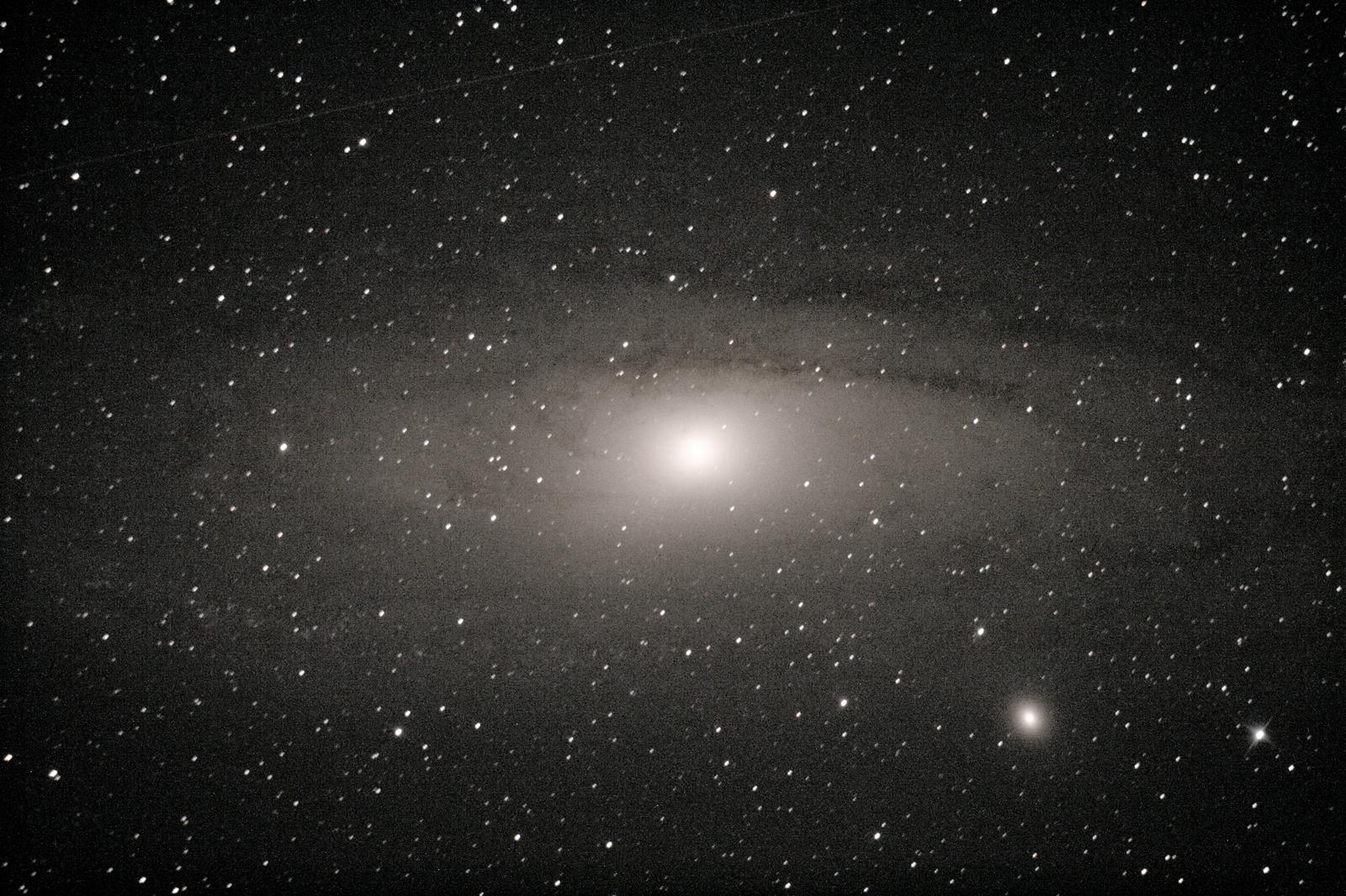 M31 : galaxie d'Andromède - à Saint-Martin (32) - 29 juillet 2017 - Skywatcher 200/1000 + Canon 1000D défiltré - 3 photos 30sec ISO1600 + 1 photo 180 sec ISO800 Ouverture 5 (donnée par le téléscope) + (3 Darks 120sec ISO800) + (2 offsets 1/4000 ISO 800)