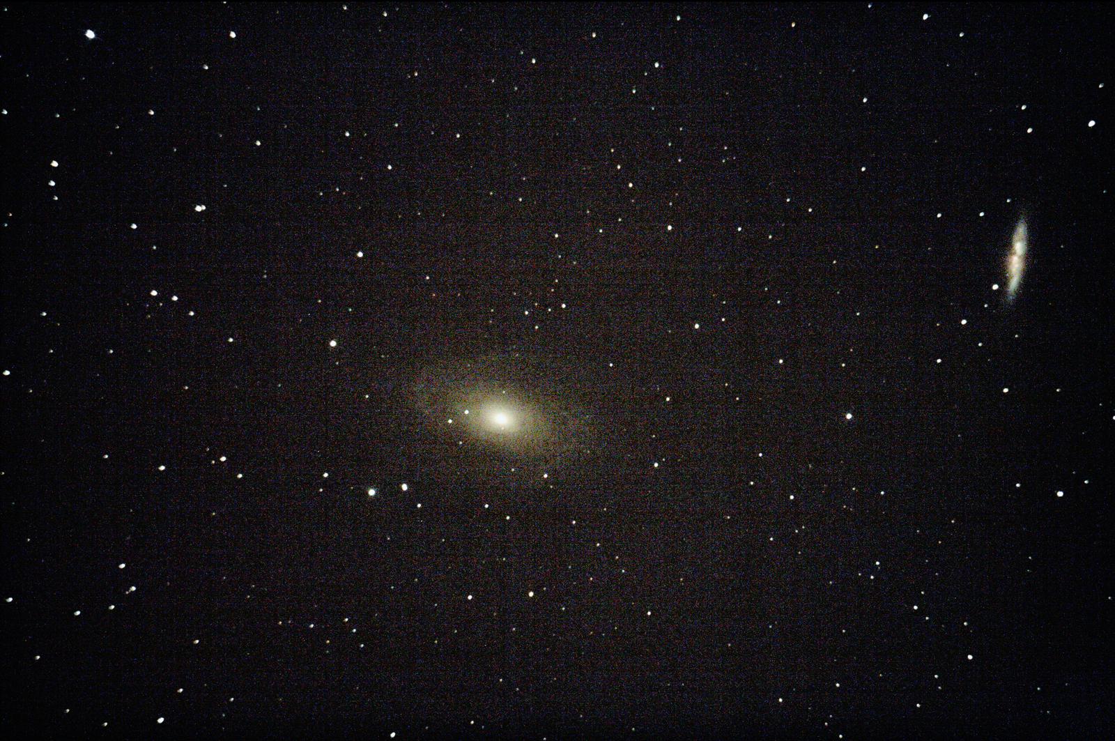M81 et M82 : galaxie de Bode et galaxie du cigare - à Saint-Martin (32) - 29 juillet 2017 - Skywatcher 200/1000 + Canon 1000D défiltré - 1 photo 30sec ISO1600 + 1 photo 120 sec ISO1600 Ouverture 5 (donnée par le téléscope) + (3 Darks 120sec ISO800) + (2 offsets 1/4000 ISO 800)